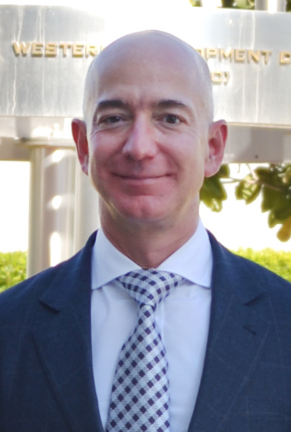 JEFF BEZOS: l’uomo che partì da un garage per vendere libri e costruì Amazon