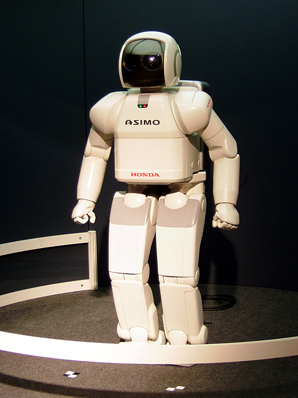 Il robot che fumava sigarette: la storia dei robot umanoidi, dal 1939 a oggi